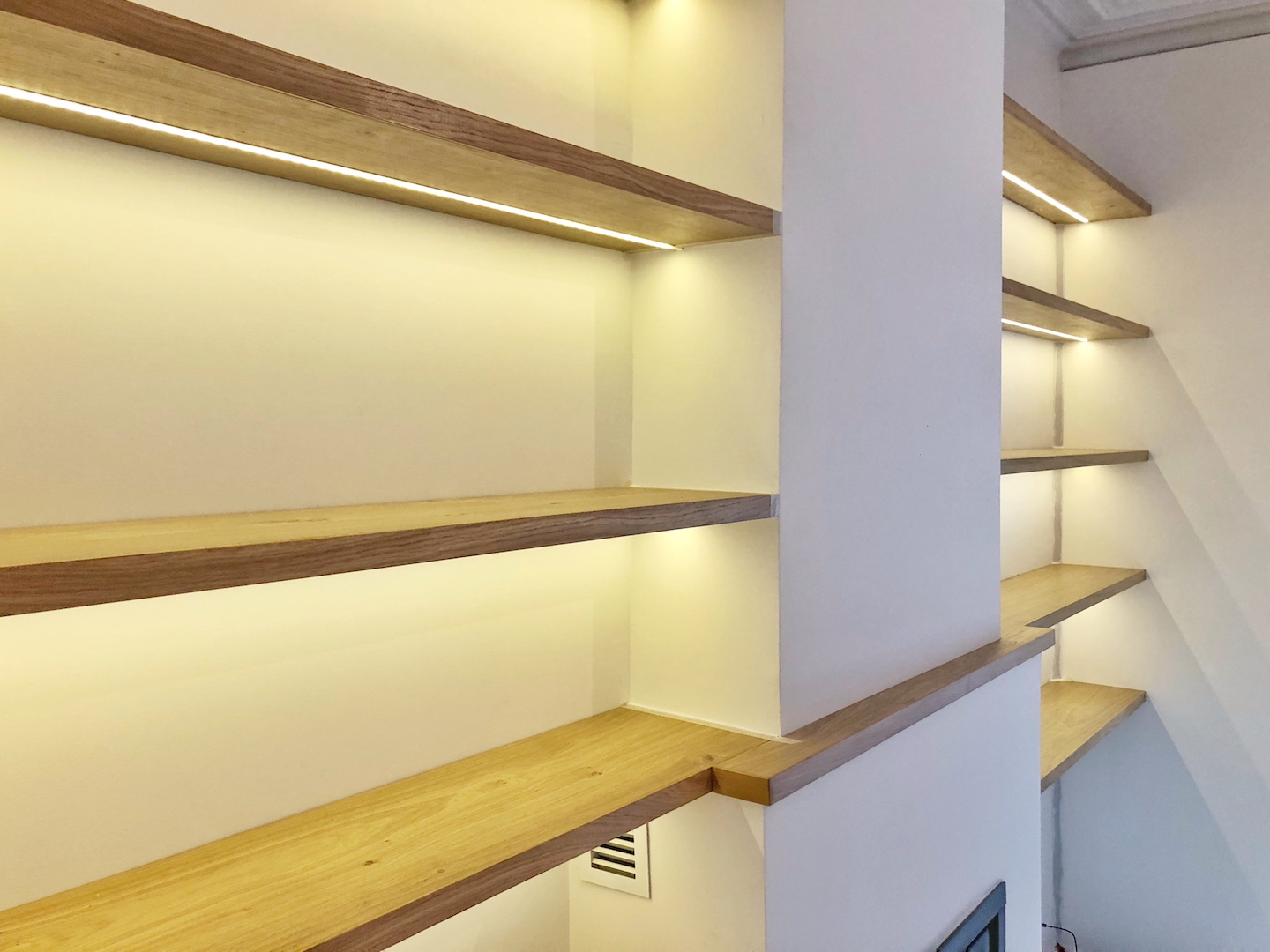 Bibliothèque en chêne à fixations invisibles et éclairage LED