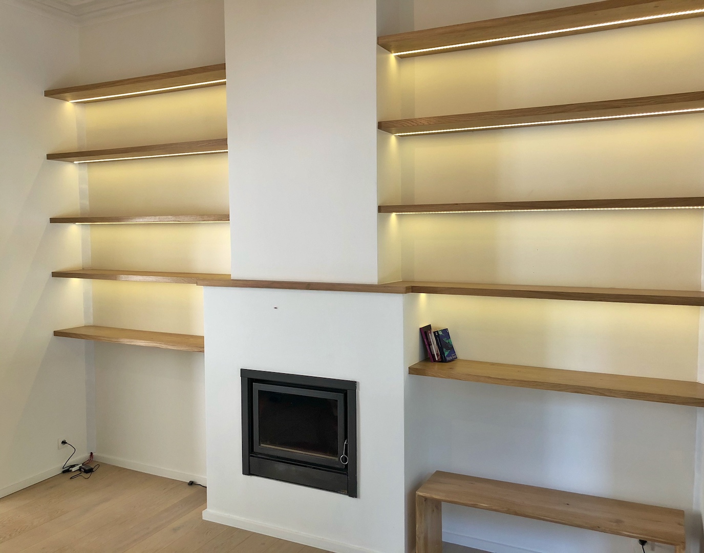 Bibliothèque en chêne à fixations invisibles et éclairage LED intégré –  lifeinwood