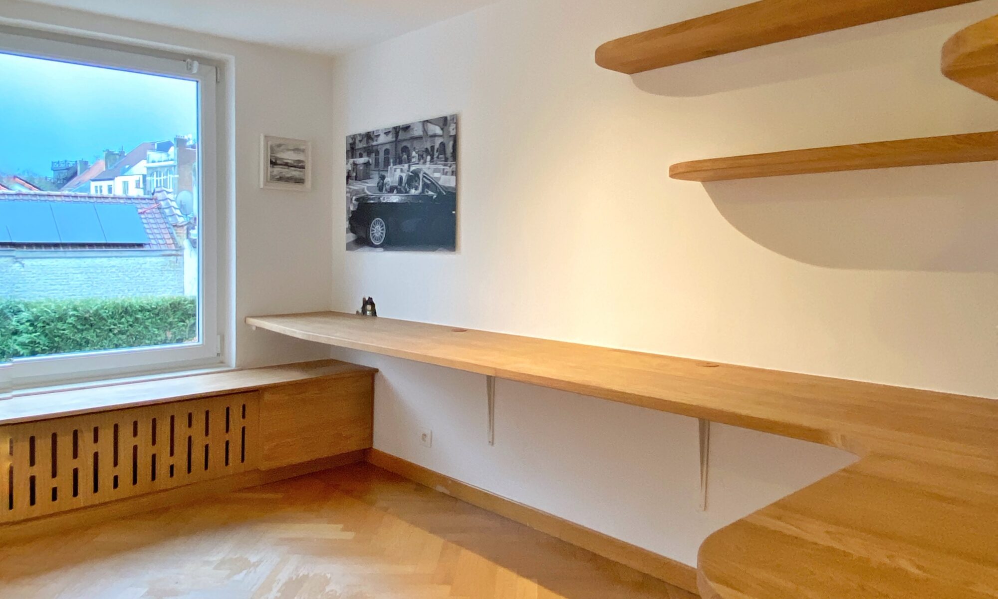 Un bureau sans un seul pied — LifeinWood, artisan du bois à Bruxelles (vue 2)