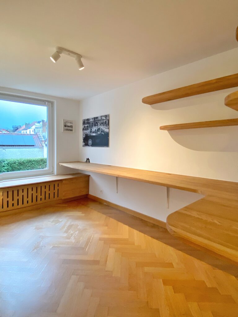 Un bureau sans un seul pied — LifeinWood, artisan du bois à Bruxelles (vue 2)
